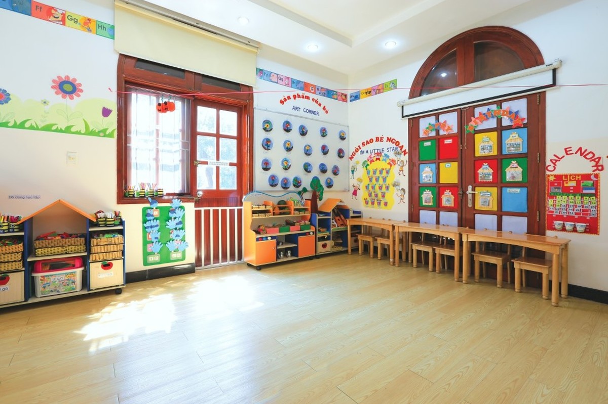 Kết hợp bàn ghế học sinh vào thiết kế nội thất trường học chuyên nghiệp