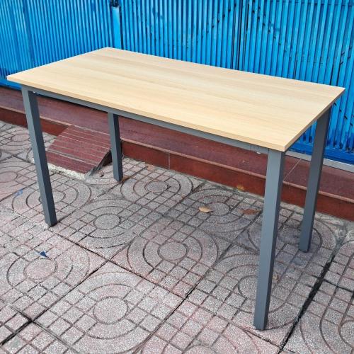 Bàn làm việc chân sắt vuông 1m2