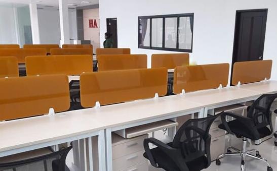 Vách ngăn bàn làm việc kính VNK-17