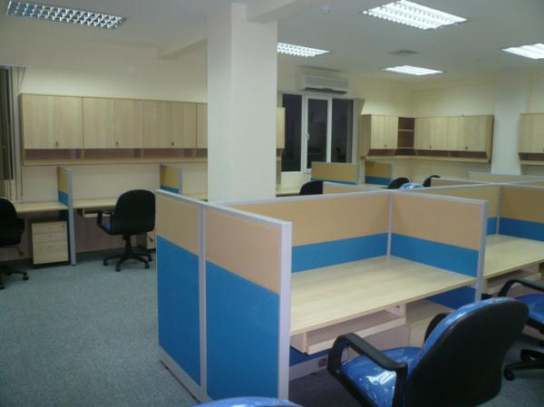 Vách ngăn bàn bằng nhôm nỉ VNNN-04